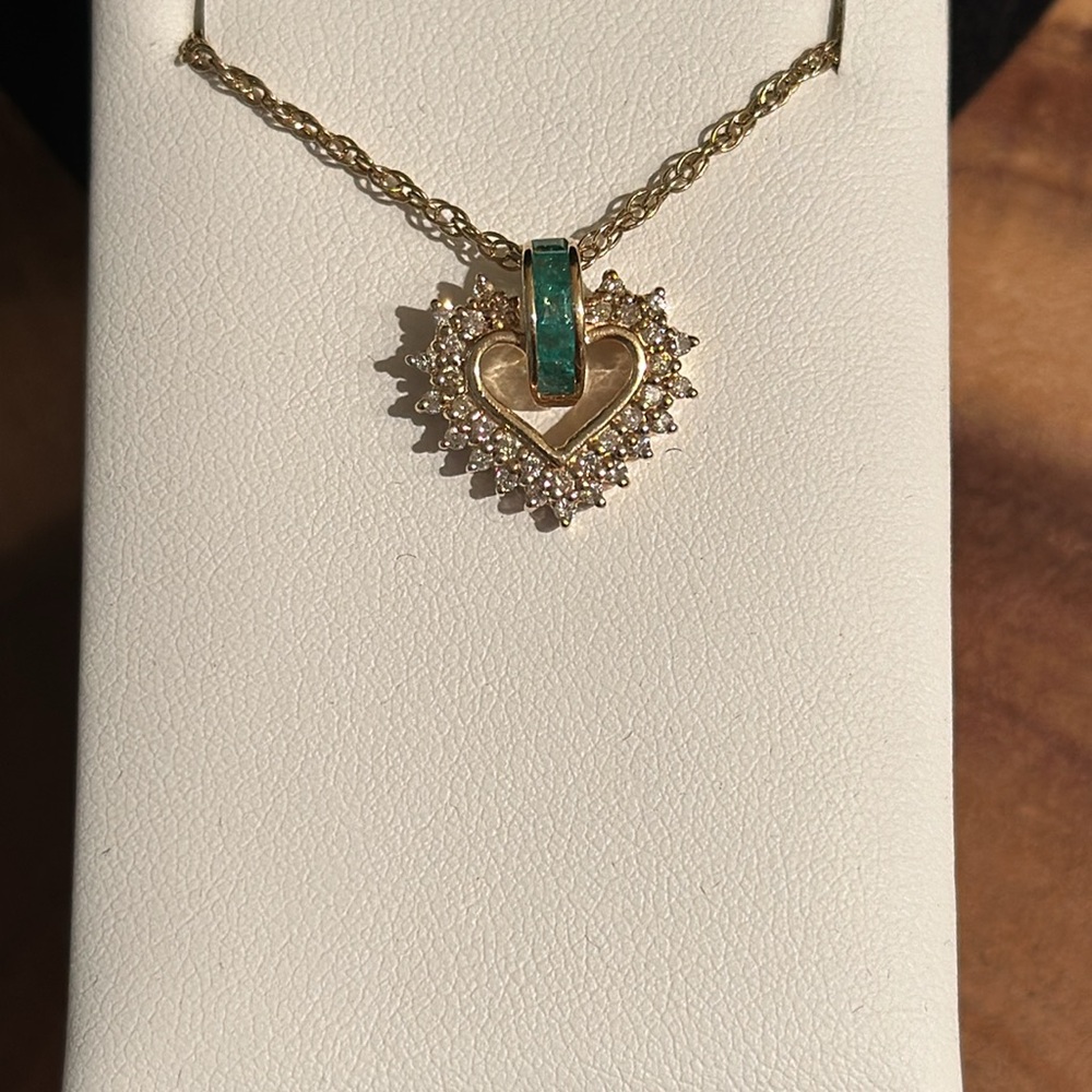 10 karat gold necklace with diamonds and emerald 18 inch chain included